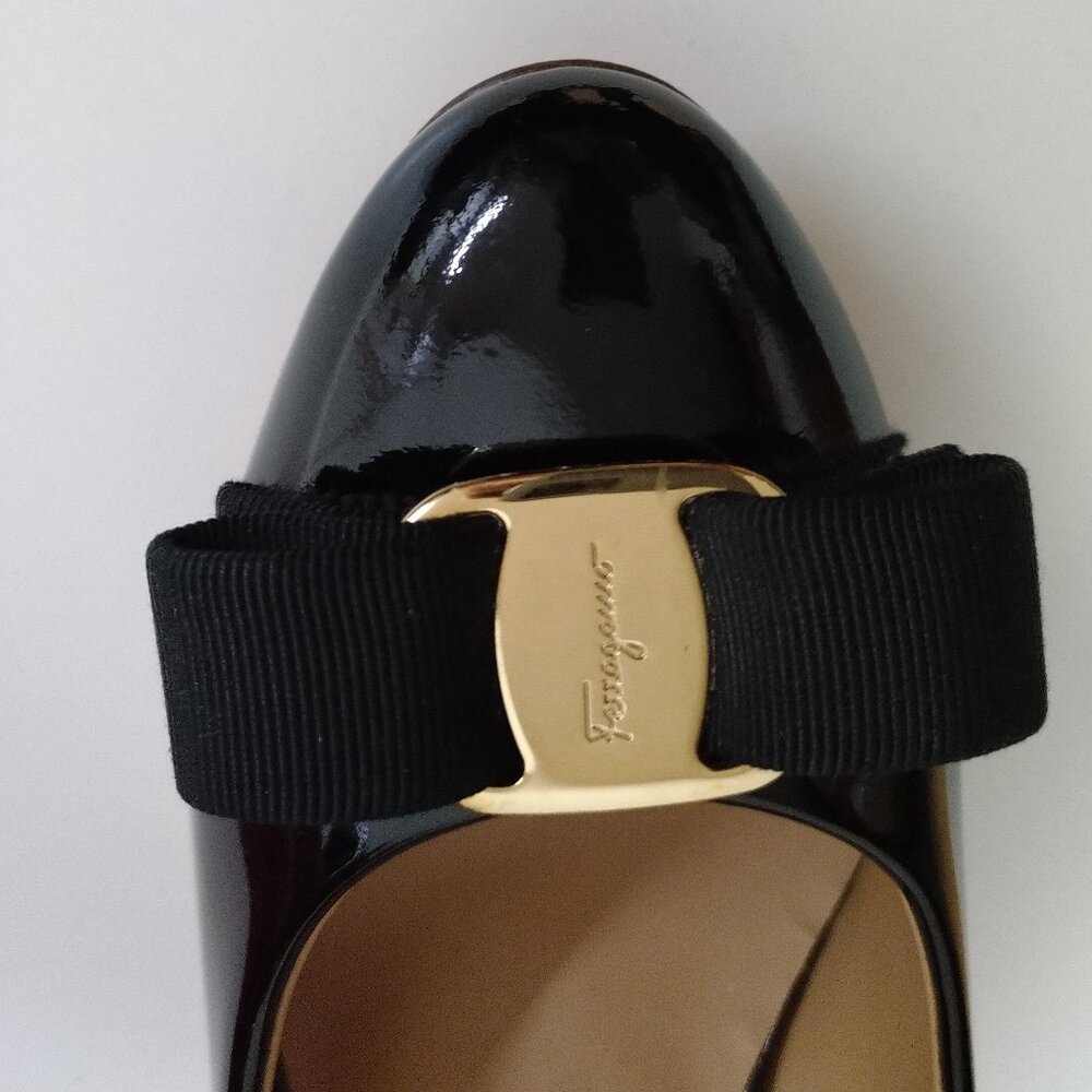 Ferragamo Clara 70 Black Patent Vara Bow Heels, like new - 9C fit like US 8M - Picture 6 of 15
